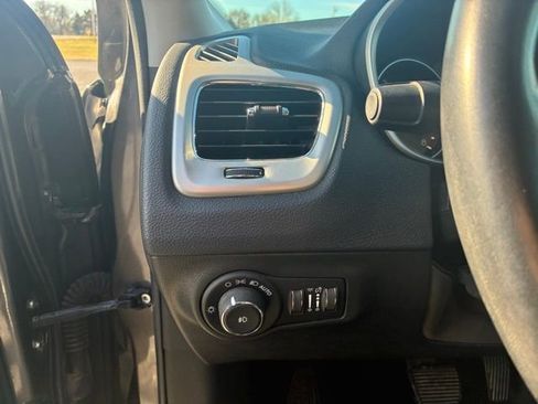 Used 2019 Jeep Compass Latitude FWD image 9