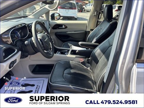 Used 2023 Chrysler Pacifica Limited FWD image 18