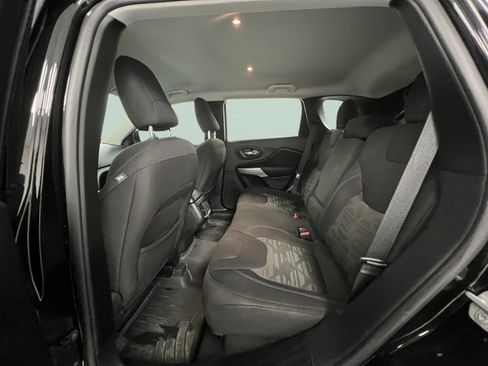 Used 2020 Jeep Cherokee Latitude AWD/4WD image 34