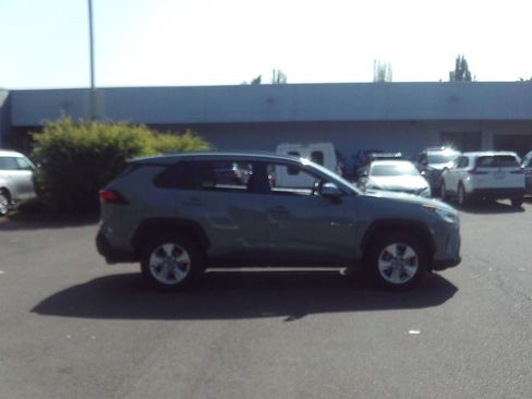 Used 2021 Toyota RAV4 XLE AWD/4WD image 6