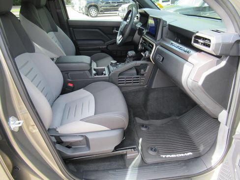 Used 2025 Toyota Tacoma TRD Sport AWD/4WD image 9