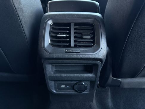 Used 2024 Volkswagen Tiguan SE image 28
