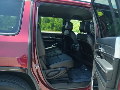 Used 2024 Jeep Wagoneer Series II w/ Flexible Seating Group AWD/4WD image 22