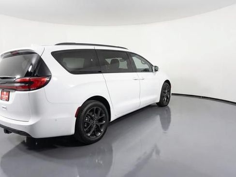 Used 2022 Chrysler Pacifica Limited w/ S Appearance Package AWD/4WD image 3