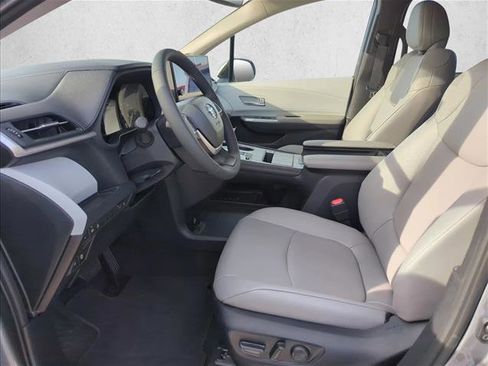Certified 2026 Toyota Sienna XLE FWD image 9