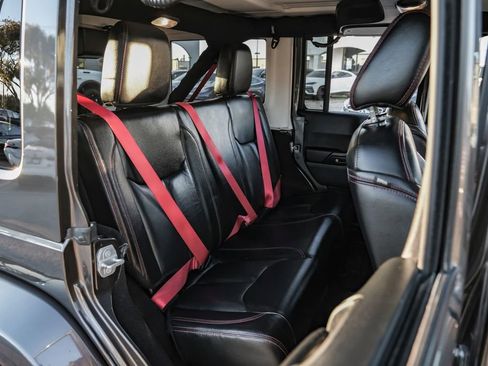 Used 2017 Jeep Wrangler Unlimited Rubicon image 34