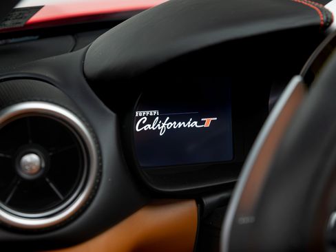 Certified 2016 Ferrari California T RWD image 21
