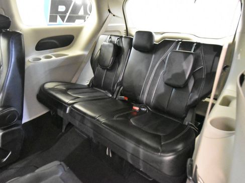 Used 2024 Chrysler Pacifica Touring-L FWD image 15