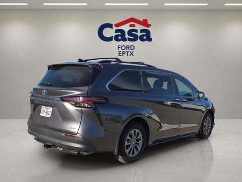 Used 2025 Toyota Sienna XLE image 3