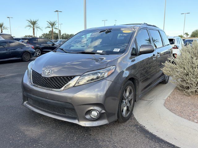 Used 2017 Toyota Sienna SE Premium FWD image 1