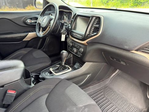 Used 2017 Jeep Cherokee Latitude FWD image 19