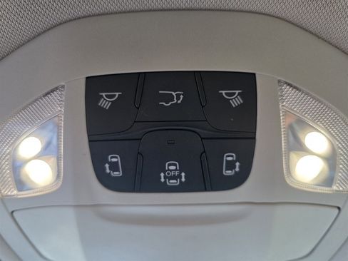 Used 2022 Chrysler Voyager LX image 29