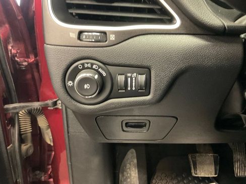 Used 2020 Jeep Cherokee Trailhawk w/ Cold Weather Group AWD/4WD image 21