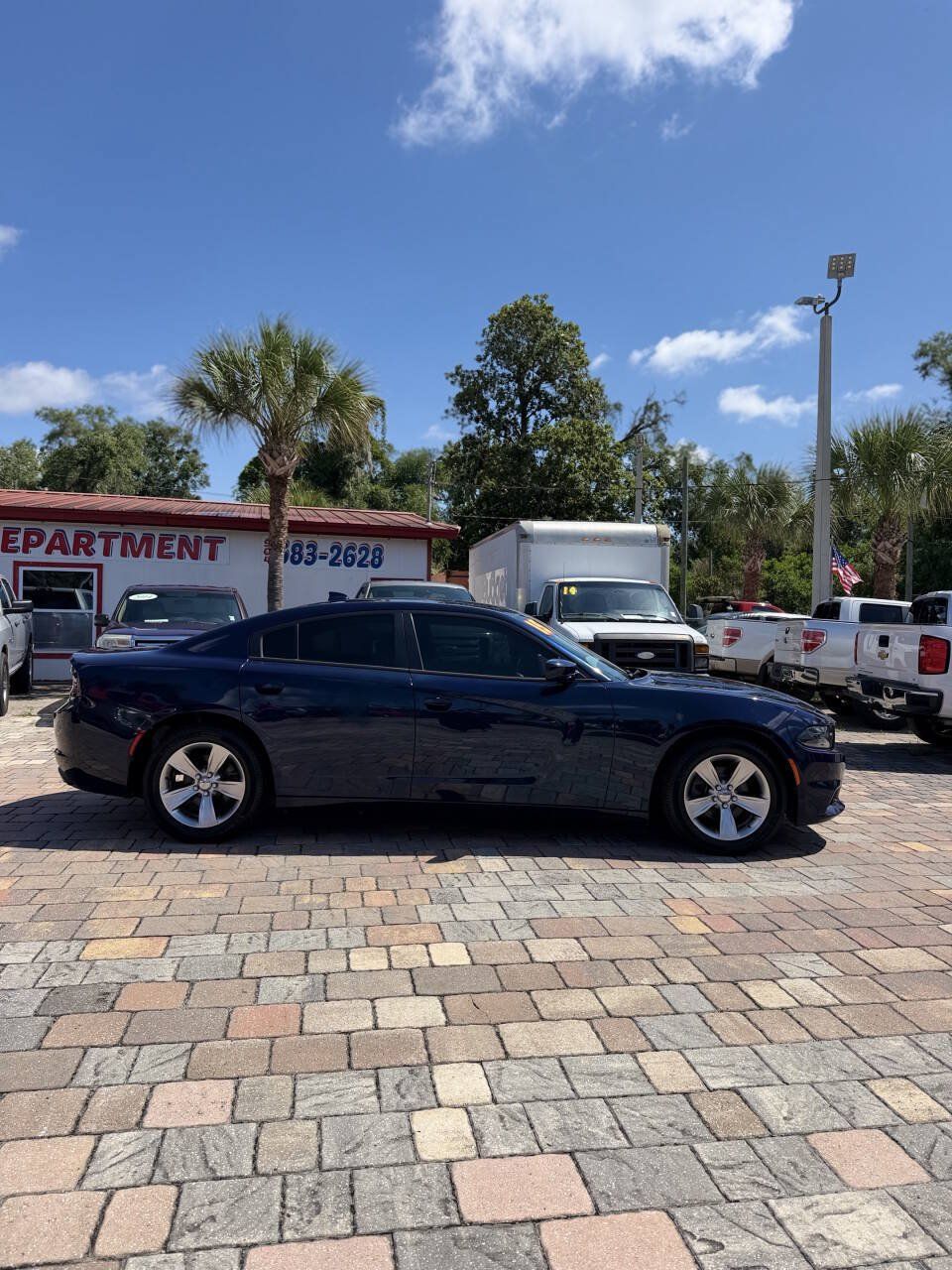 Used 2015 Dodge Charger SXT RWD image 4