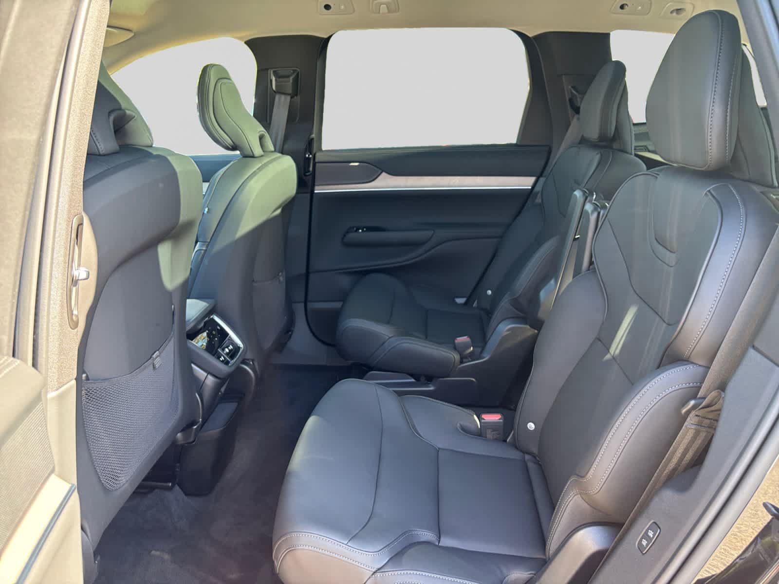 Used 2025 Volvo EX90 Ultra w/ Protection Package Premier AWD/4WD image 17