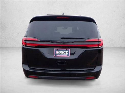 Used 2022 Chrysler Pacifica Touring-L image 3