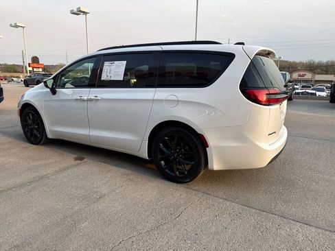 Used 2025 Chrysler Pacifica Limited FWD image 4