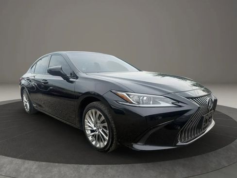 Used 2020 Lexus ES 300h w/ Accessory Package FWD image 3