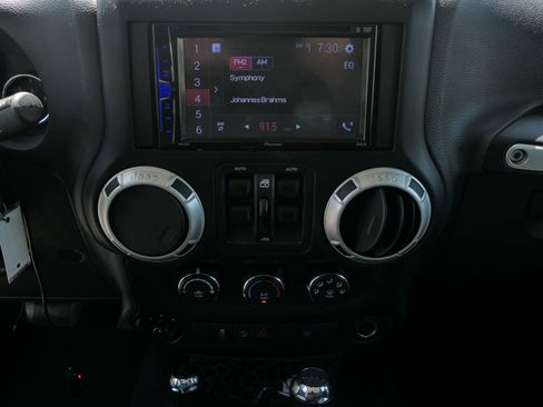 Used 2017 Jeep Wrangler Unlimited Sahara image 20