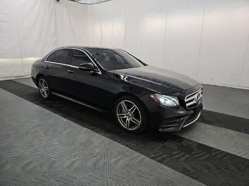 Used 2018 Mercedes-Benz E 300 4MATIC w/ AMG Line Exterior image 3