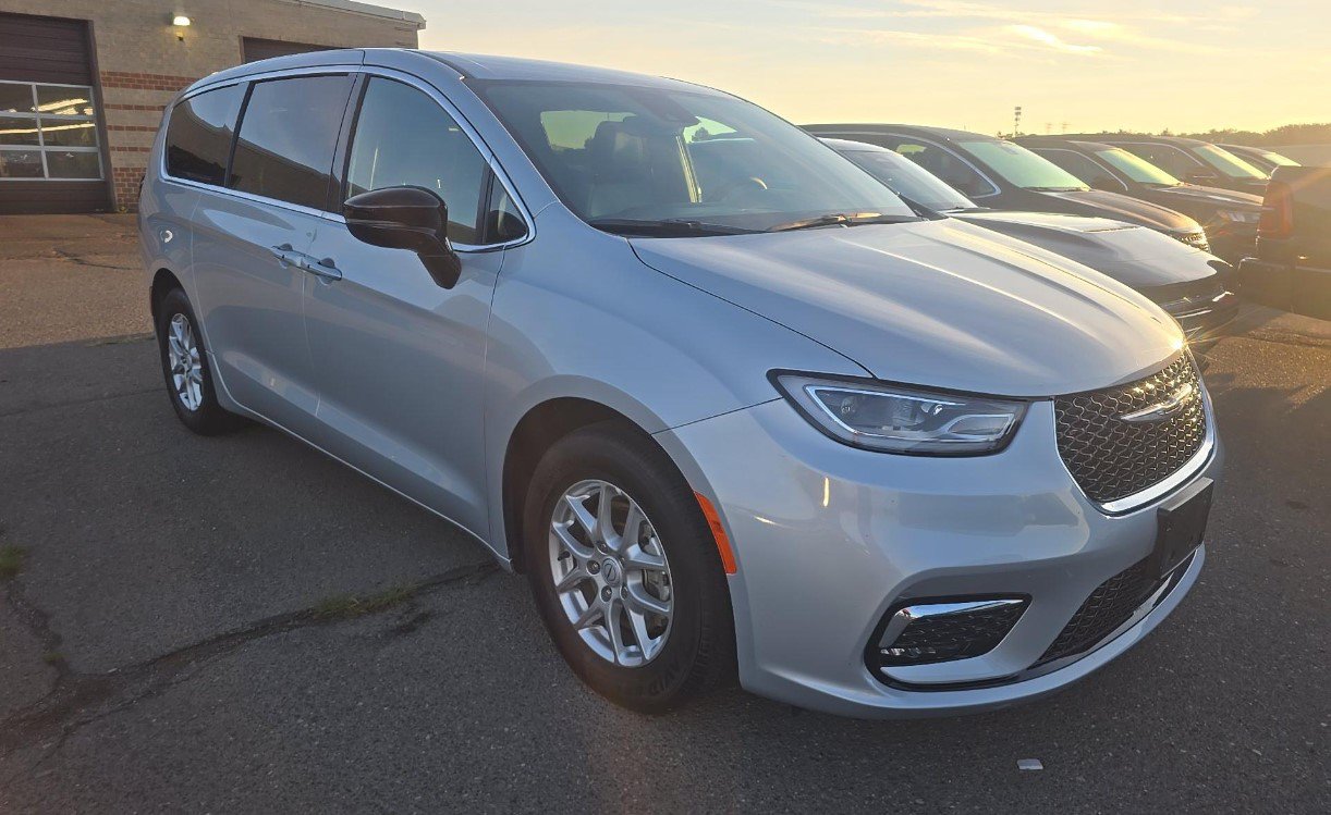 Used 2026 Chrysler Pacifica Select FWD image 2