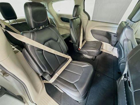 Used 2023 Chrysler Pacifica Touring-L FWD image 27
