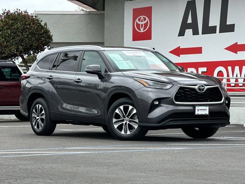 Used 2024 Toyota Highlander XLE FWD image 8