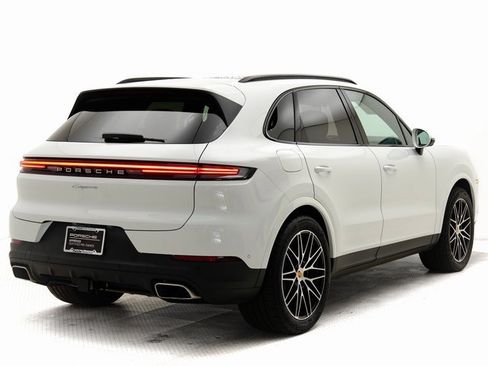 Used 2025 Porsche Cayenne image 34