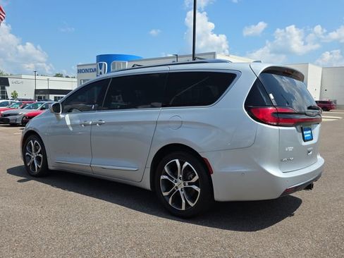 Used 2022 Chrysler Pacifica Pinnacle FWD image 5