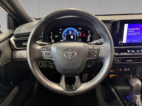 Used 2025 Toyota Camry SE image 13