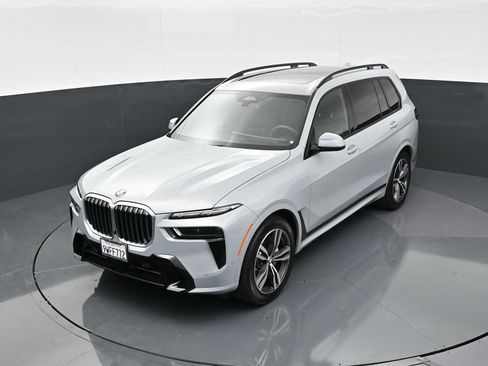Used 2026 BMW X7 xDrive40i w/ Executive Package image 16
