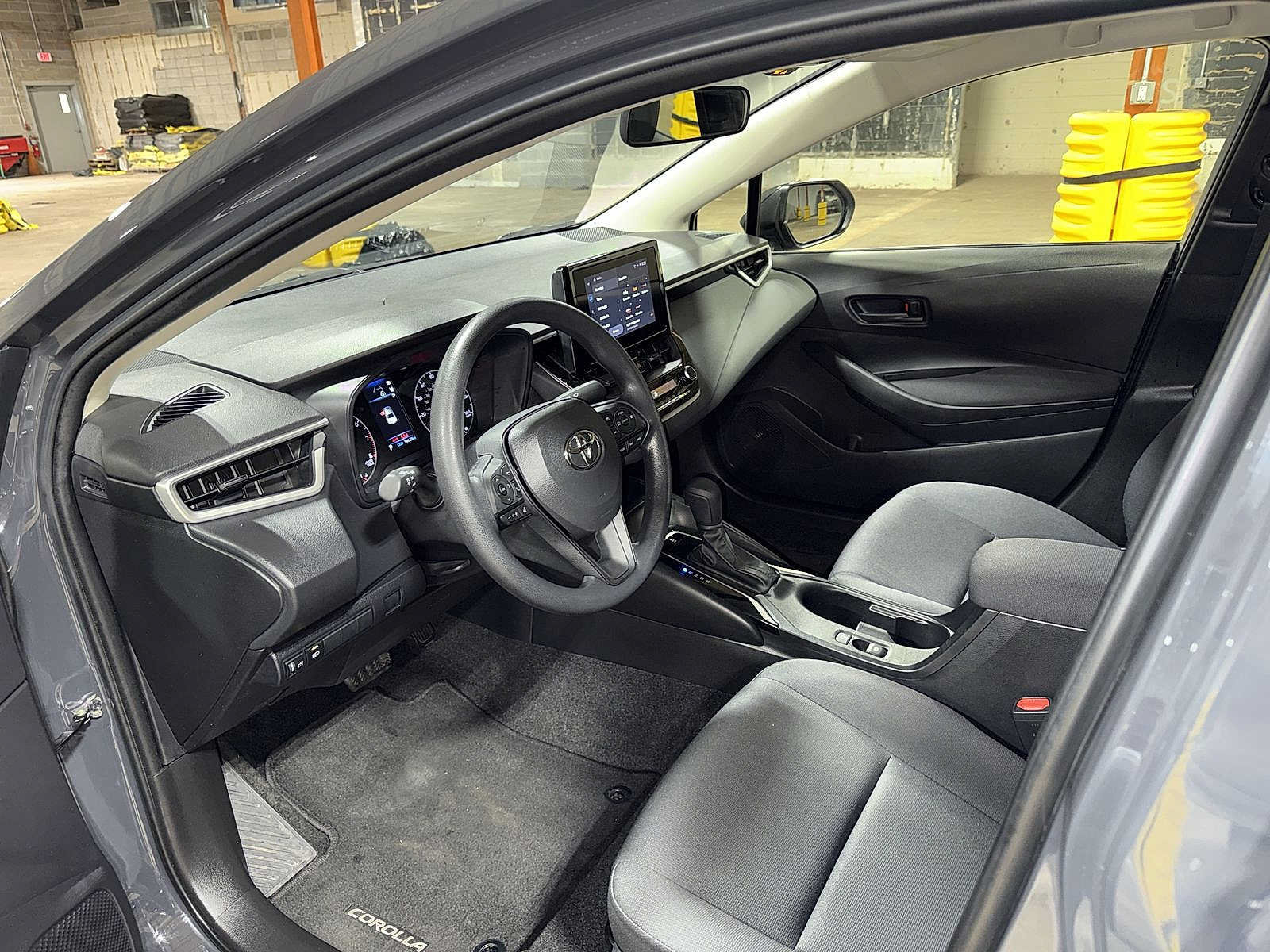 Used 2023 Toyota Corolla LE w/ Carpet Mat Package (TMS) FWD image 27