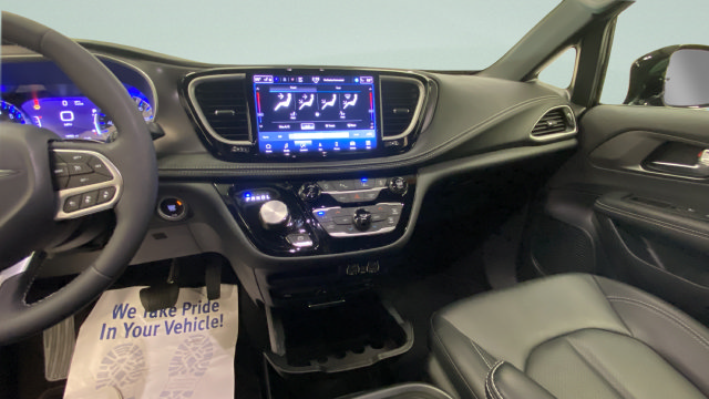 Used 2025 Chrysler Pacifica Select w/ Uconnect Theater Family Group AWD/4WD image 17