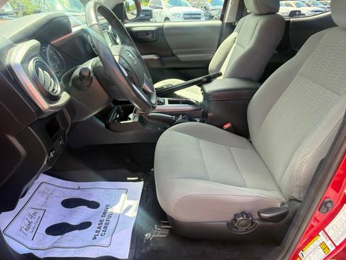 Used 2018 Toyota Tacoma SR5 AWD/4WD image 11