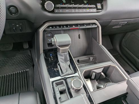 Used 2026 Toyota Tundra Limited AWD/4WD image 31