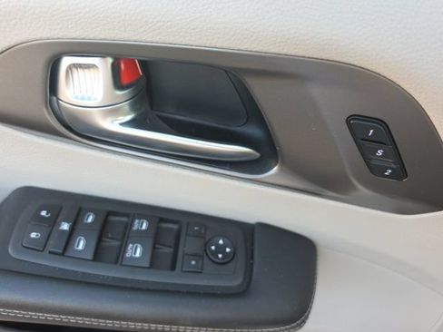 Used 2022 Chrysler Pacifica Touring-L FWD image 4