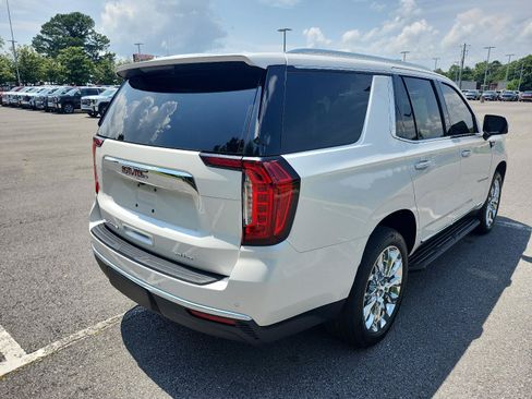 Certified 2022 GMC Yukon SLT w/ SLT Premium Package AWD/4WD image 3