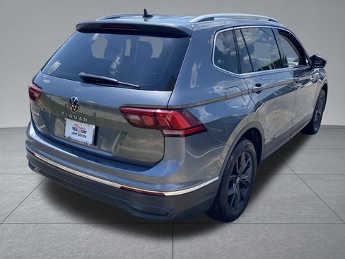 Used 2023 Volkswagen Tiguan SE w/ Panoramic Sunroof Package FWD image 16