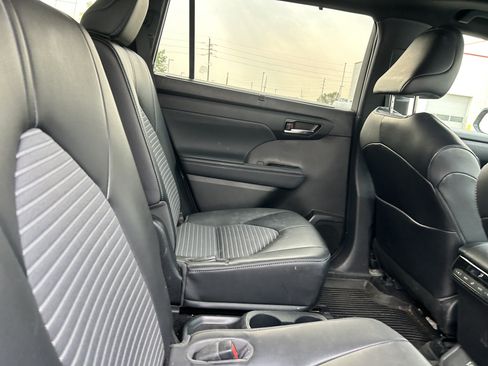 Used 2022 Toyota Highlander XSE FWD image 11