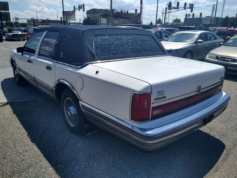 Used 1990 Lincoln Town Car Signature image 6
