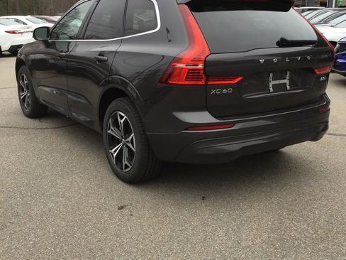 Used 2022 Volvo XC60 B5 Momentum w/ Climate Package image 3