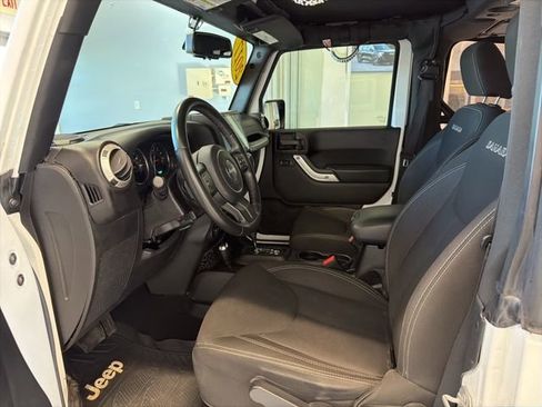Used 2017 Jeep Wrangler Sahara image 14