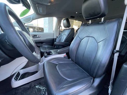 Used 2023 Chrysler Pacifica Touring-L FWD image 14