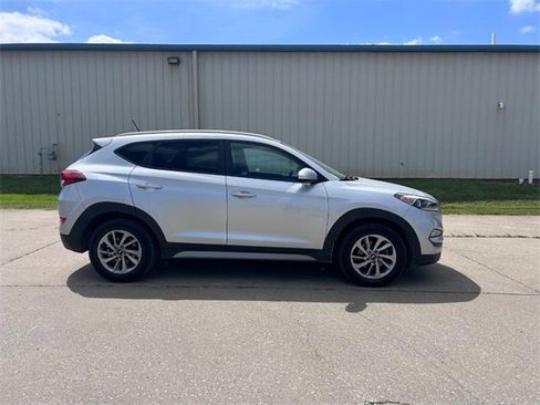 Used 2017 Hyundai Tucson SE image 2