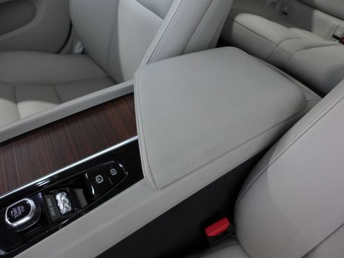 Used 2020 Volvo S60 T5 Momentum image 32