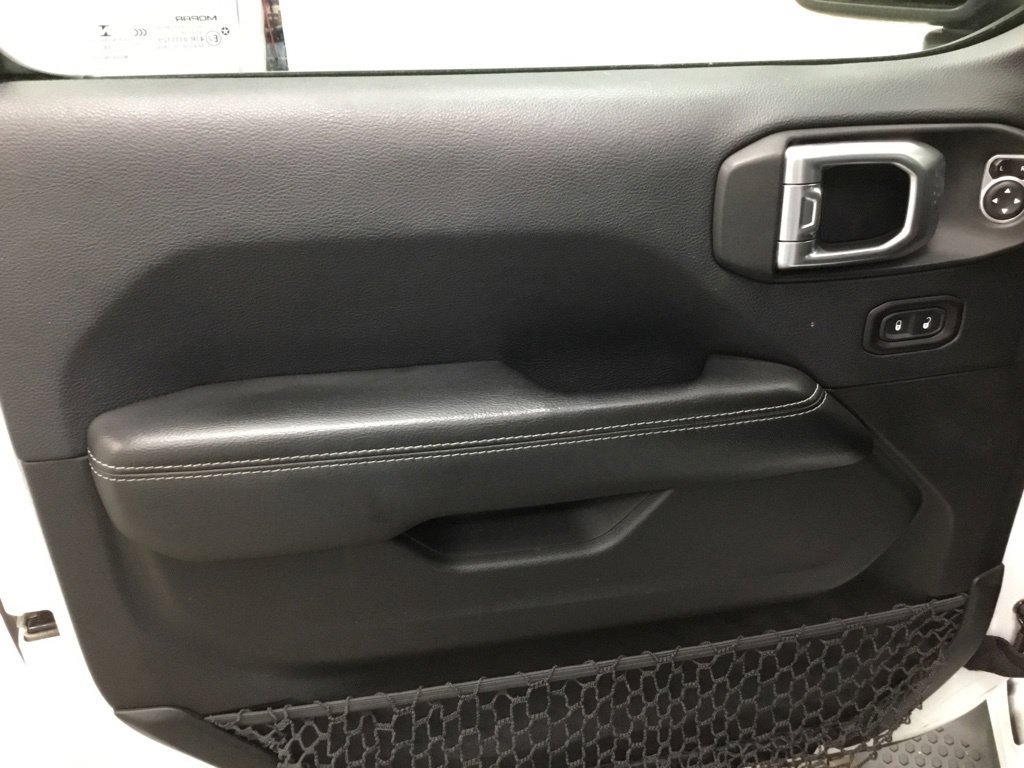 Used 2018 Jeep Wrangler Unlimited Sahara AWD/4WD image 8