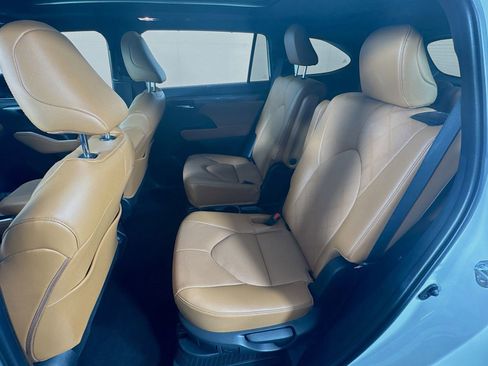 Used 2024 Toyota Highlander Platinum image 18