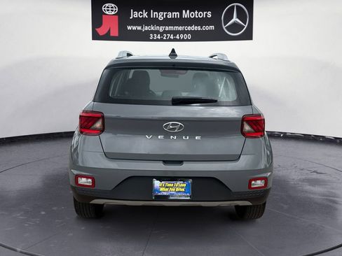 Used 2022 Hyundai Venue SEL FWD image 4