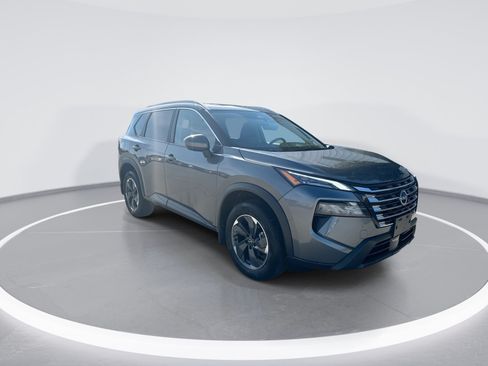 Used 2025 Nissan Rogue SV w/ SV Premium Package AWD/4WD image 2
