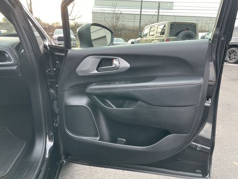 Used 2023 Chrysler Pacifica Touring-L w/ S Appearance Package image 10